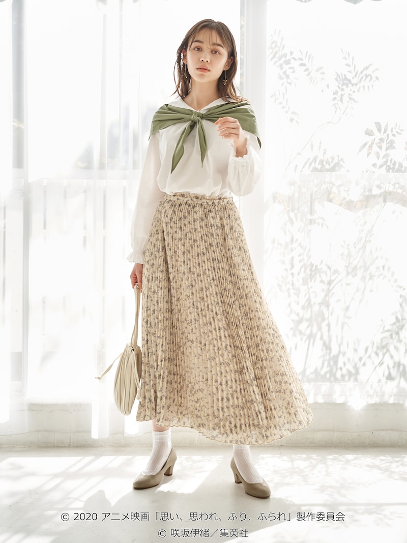 「スカーフ付き セーラーカラーブラウス」「きらめき ビーズ イヤリング」の着用イメージ。