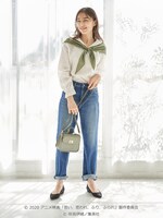 「スカーフ付き セーラーカラーブラウス」「きらめき ビーズ イヤリング」の着用イメージ。