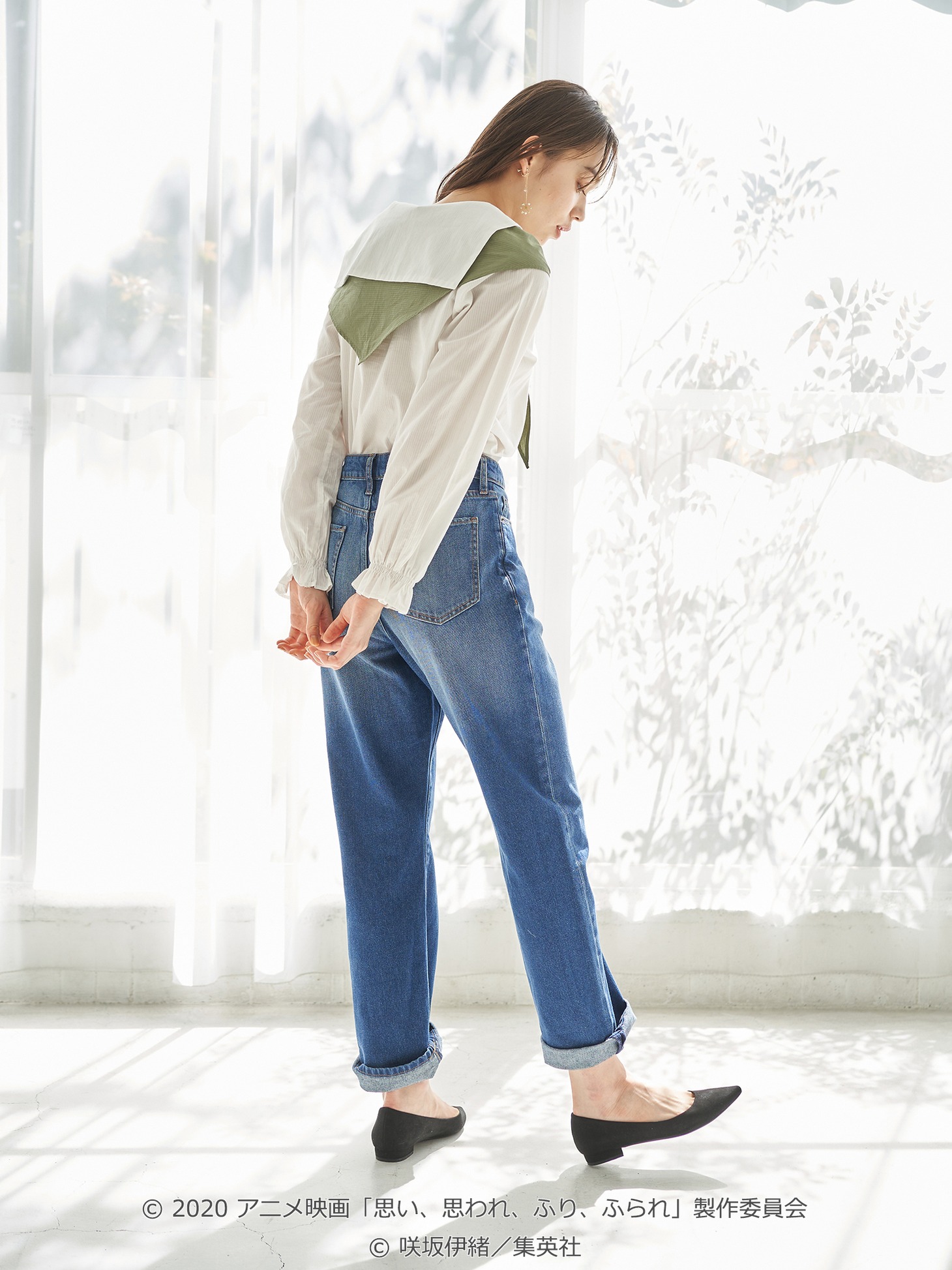 「スカーフ付き セーラーカラーブラウス」「きらめき ビーズ イヤリング」の着用イメージ。