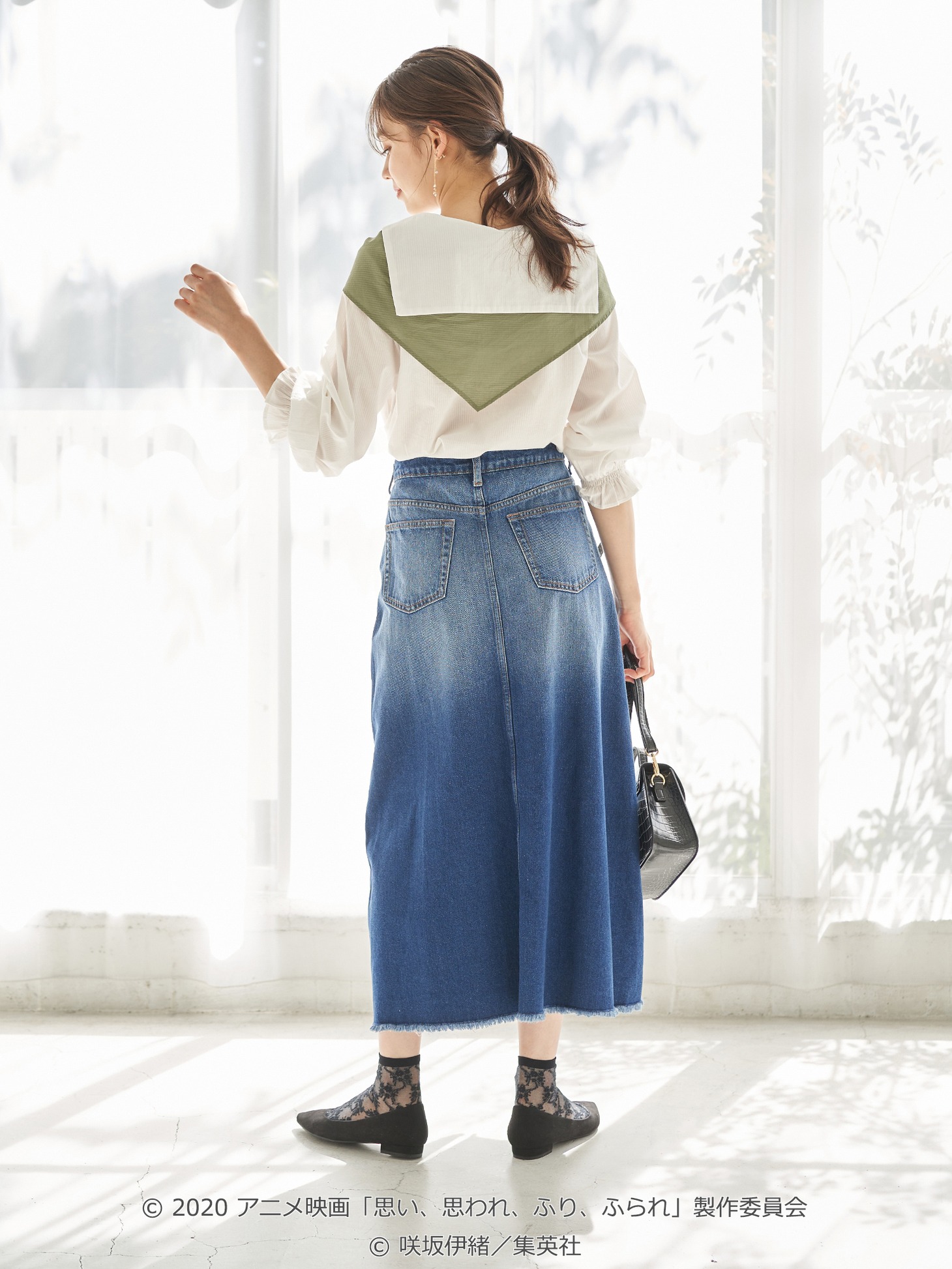 「スカーフ付き セーラーカラーブラウス」「きらめき ビーズ イヤリング」の着用イメージ。