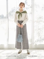 「スカーフ付き セーラーカラーブラウス」「きらめき ビーズ イヤリング」の着用イメージ。