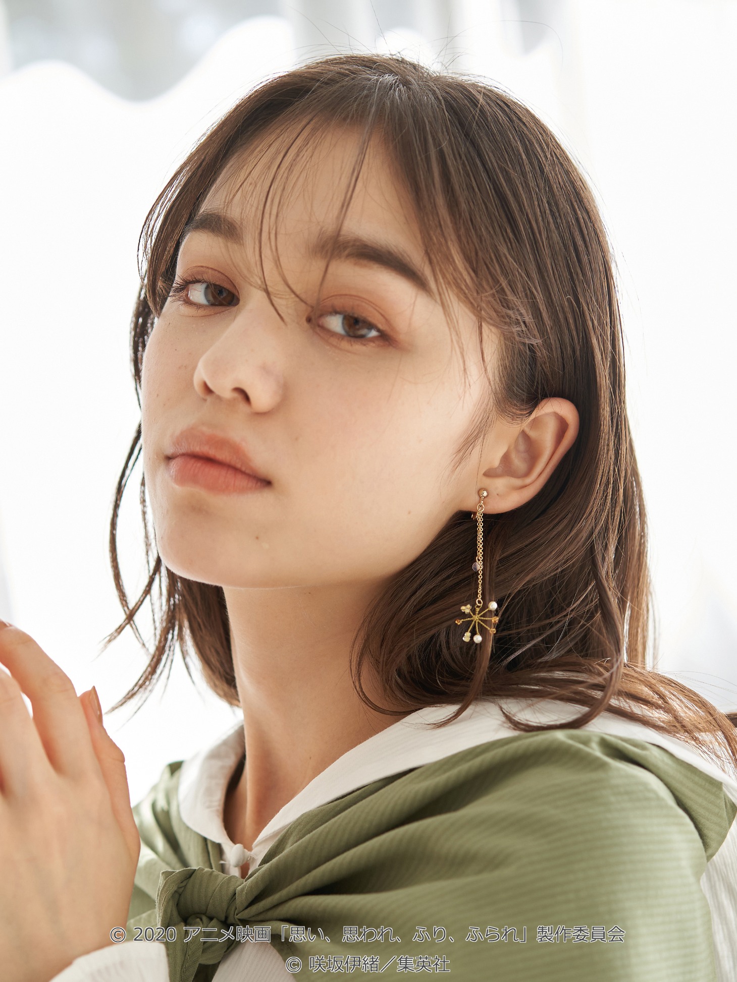 「スカーフ付き セーラーカラーブラウス」「きらめき ビーズ イヤリング」の着用イメージ。
