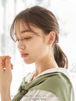 「スカーフ付き セーラーカラーブラウス」「きらめき ビーズ イヤリング」の着用イメージ。