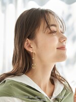 「スカーフ付き セーラーカラーブラウス」「きらめき ビーズ イヤリング」の着用イメージ。