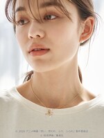 「スカーフ付き セーラーカラーブラウス」「きらめき ビーズ ネックレス」の着用イメージ。