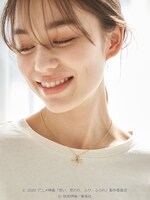 「スカーフ付き セーラーカラーブラウス」「きらめき ビーズ ネックレス」の着用イメージ。