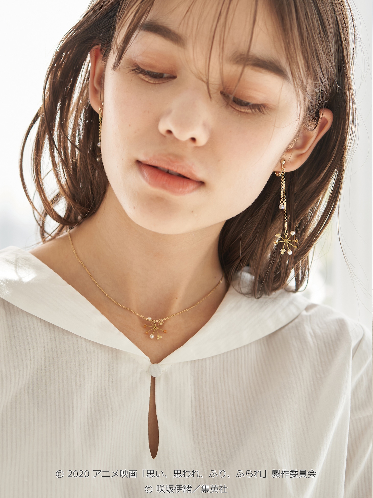 「スカーフ付き セーラーカラーブラウス」「きらめき ビーズ ネックレス」「きらめき ビーズ イヤリング」の着用イメージ。