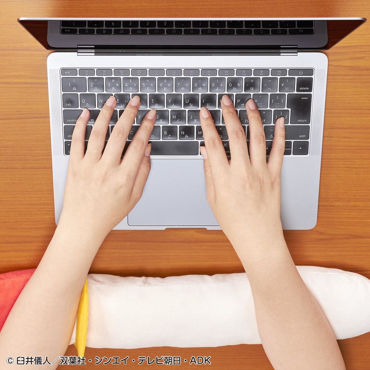 「PCクッション ぶりぶりざえもん」アームレスト単体の使用イメージ。