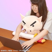 「PCクッション ぶりぶりざえもん」の使用イメージ。