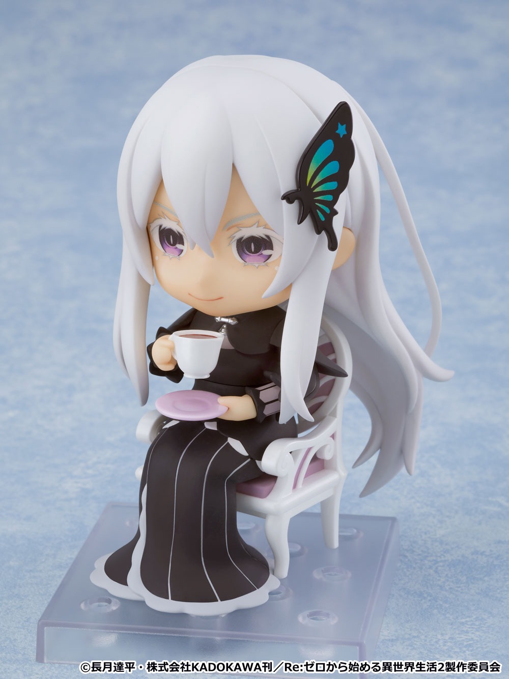 「ねんどろいど エキドナ」付属の下半身パーツと「イス」「ティーカップ＆ソーサー」を使うことで、茶会のシーンでの姿を再現できる。