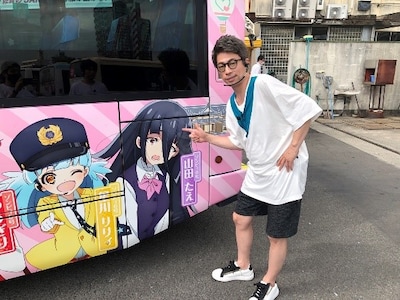 「ロンブー淳のゾンビランドサガ聖地巡礼ツアー2」より、佐賀市営バス×「ゾンビランドサガ」コラボラッピングバス。