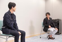 Web特番「夏目友人帳 ～再会のたより～」の様子。左から神谷浩史、井上和彦。