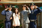 警察官役のかが屋と、陽茉梨役の久間田琳加、心役の瀬戸利樹。