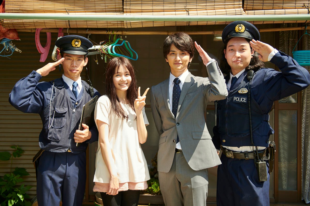 警察官役のかが屋と、陽茉梨役の久間田琳加、心役の瀬戸利樹。