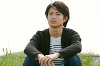 綱啓永演じる三ツ木誠。