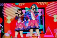 左からレオナ・ウェスト役の若井友希、ドロシー・ウェスト役の澁谷梓希。