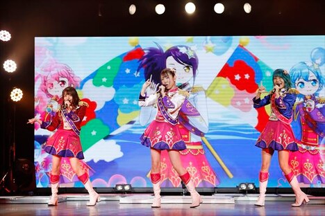 DressingPafe。左からレオナ・ウェスト役の若井友希、東堂シオン役の山北早紀、ドロシー・ウェスト役の澁谷梓希。