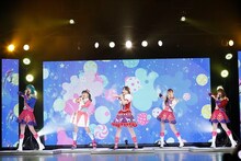 左からドロシー・ウェスト役の澁谷梓希、真中らぁら役の茜屋日海夏、緑風ふわり役の佐藤あずさ、東堂シオン役の山北早紀、レオナ・ウェスト役の若井友希。