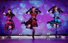 Gaarmageddon。左から黒須あろま役の牧野由依、ガァルル役の真田アサミ、白玉みかん役の渡部優衣。