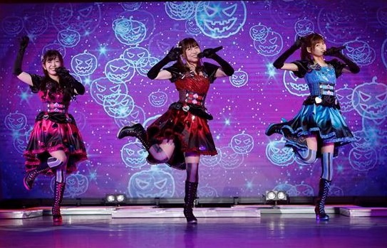 Gaarmageddon。左から黒須あろま役の牧野由依、ガァルル役の真田アサミ、白玉みかん役の渡部優衣。