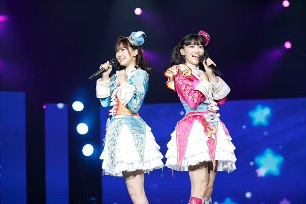 左から南みれぃ役の芹澤優、真中らぁら役の茜屋日海夏。
