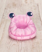 「御坂美琴ゲコ太まみれver.」で美琴が座っているゲコ太グッズ。