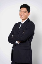 鈴之助扮する浦部健吾。