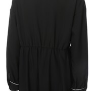 日本モデルのワンピース。