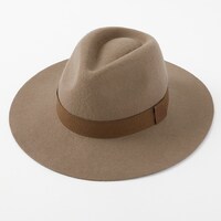 イタリアモデルの帽子。