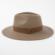 イタリアモデルの帽子。