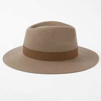 イタリアモデルの帽子。