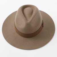 イタリアモデルの帽子。