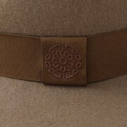 イタリアモデルの帽子。