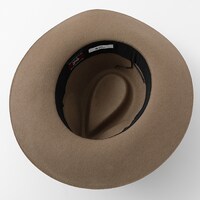 イタリアモデルの帽子。