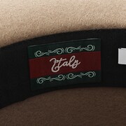 イタリアモデルの帽子。