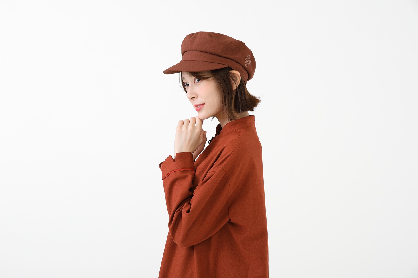 中国モデルの帽子の着用イメージ。