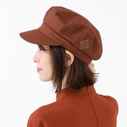 中国モデルの帽子の着用イメージ。