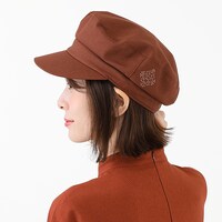 中国モデルの帽子の着用イメージ。