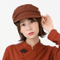 中国モデルの帽子の着用イメージ。