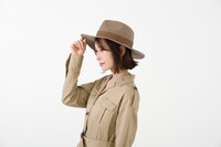 イタリアモデルの帽子の着用イメージ。