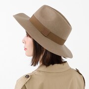 イタリアモデルの帽子の着用イメージ。