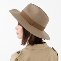 イタリアモデルの帽子の着用イメージ。
