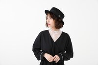 日本モデルの帽子の着用イメージ。