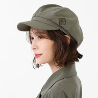 イギリスモデルの帽子の着用イメージ。