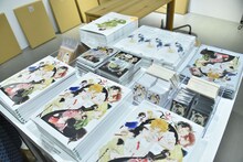 「中村明日美子20年展」の物販コーナー。