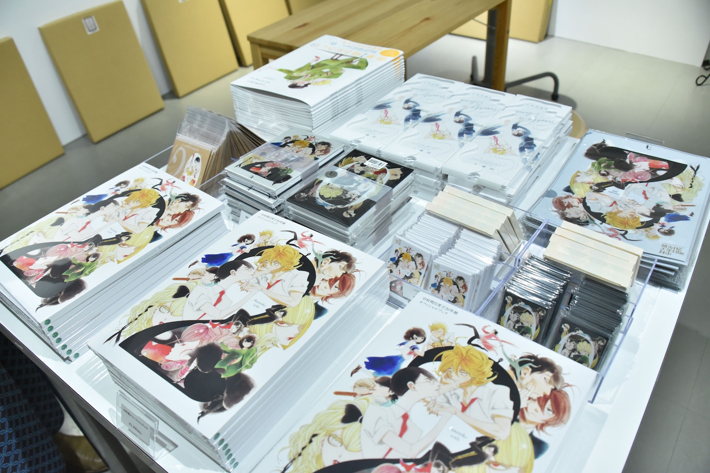 「中村明日美子20年展」の物販コーナー。