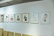「中村明日美子20年展」の物販コーナー。