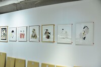 「中村明日美子20年展」の物販コーナー。