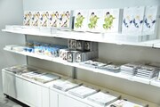 「中村明日美子20年展」の物販コーナー。