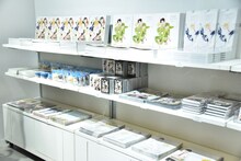 「中村明日美子20年展」の物販コーナー。